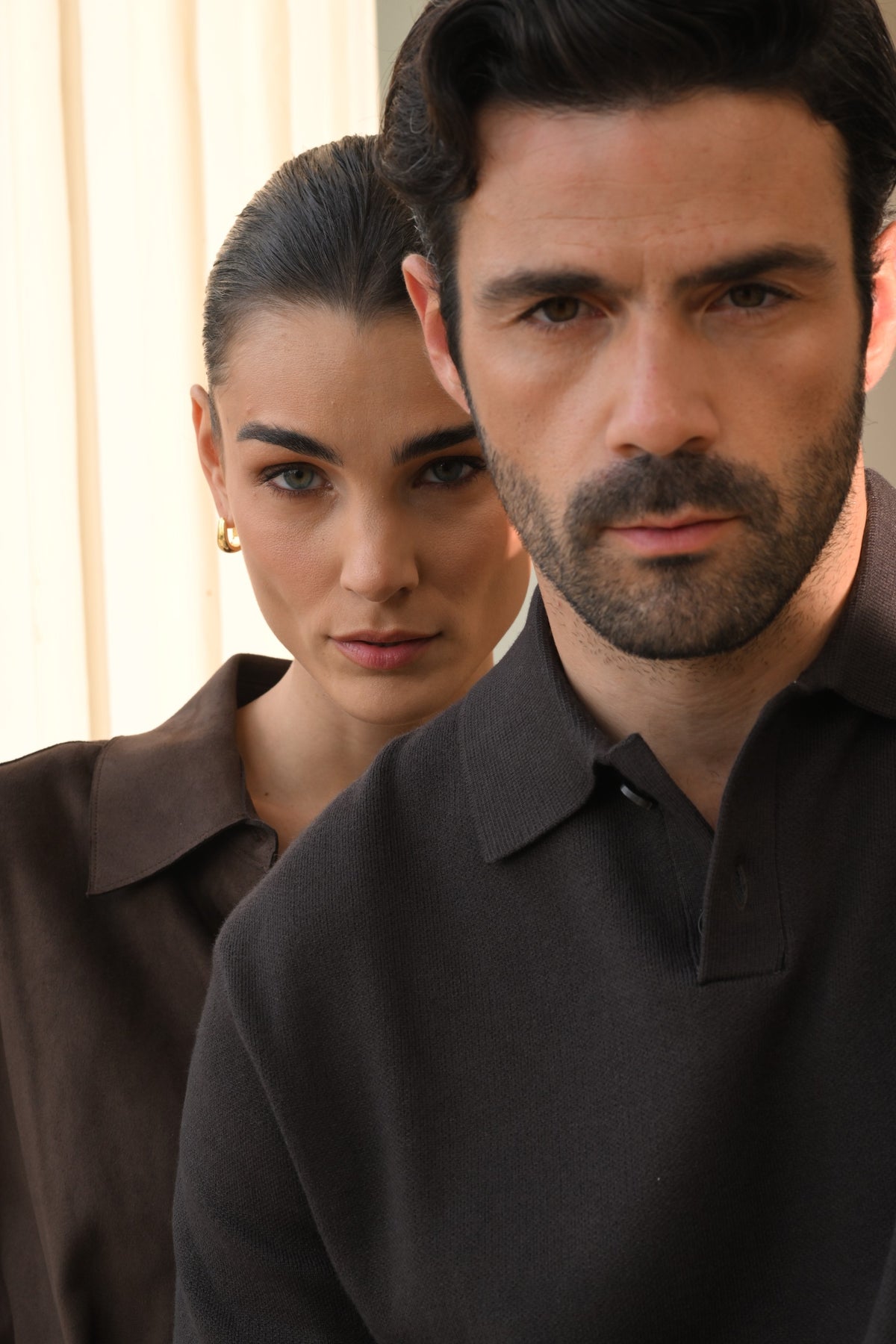 Nahaufnahme zweier Models in warmen Brauntönen.