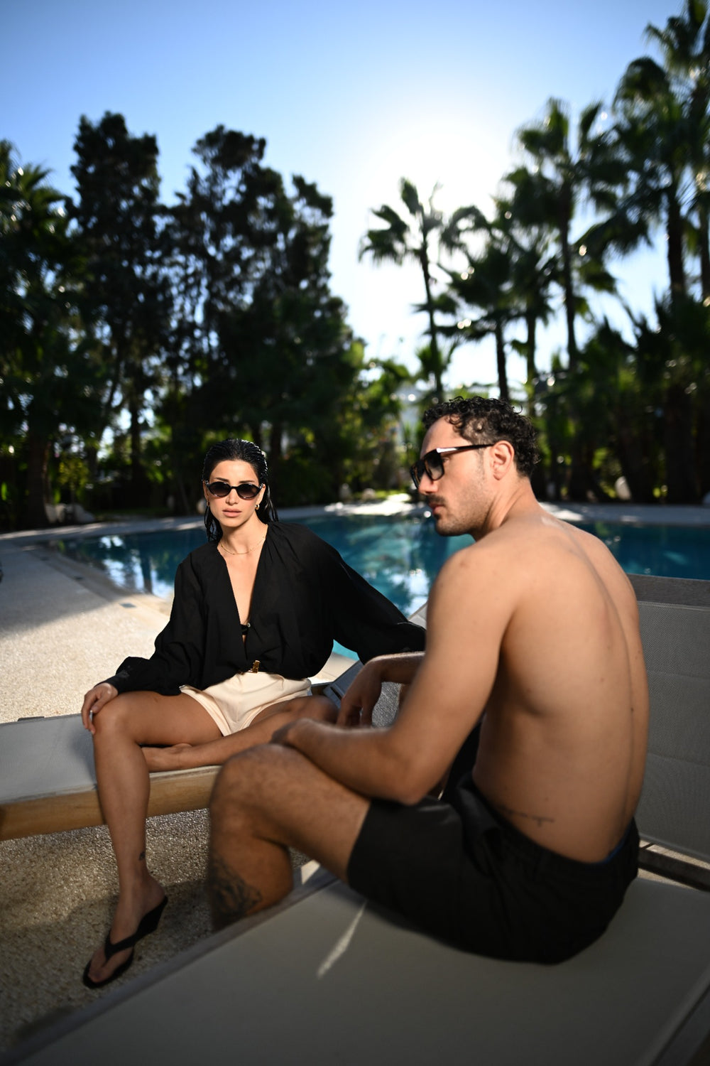 Zwei Models am Pool – Water, Deep Reflection von MAISON FRANZANI.