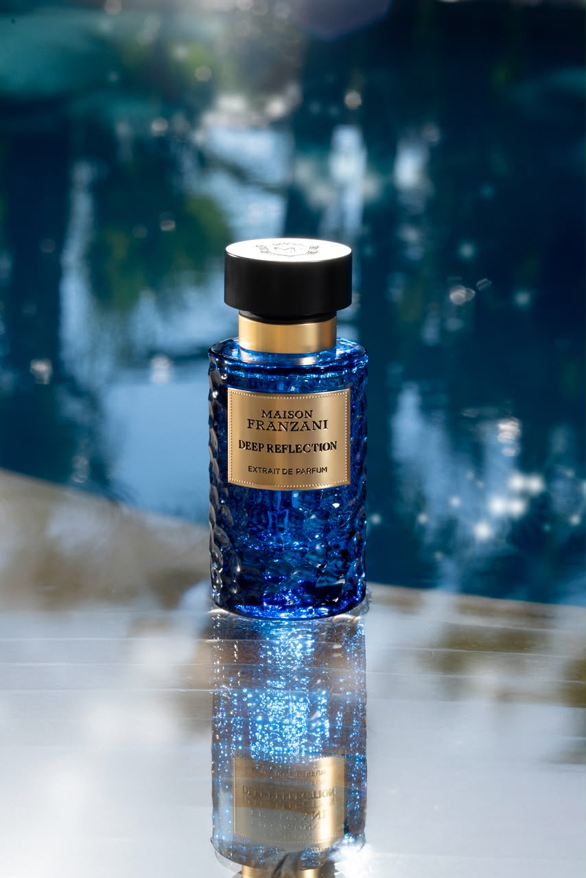 MAISON FRANZANI WATER Deep Reflection Extrait de Parfum – blauer Flakon am Pool mit Spiegelung