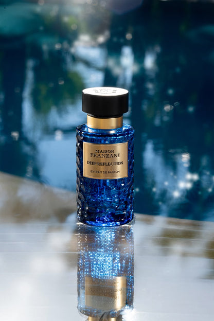 MAISON FRANZANI WATER Deep Reflection Extrait de Parfum – blauer Flakon am Pool mit Spiegelung
